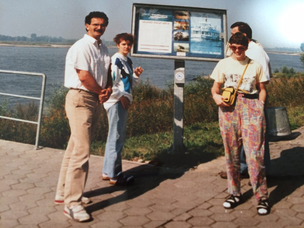 Carola mit ihrem Vater und und ihrer Schwester Sonja am Rhein