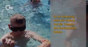 Werner schwimmt in Freibad.