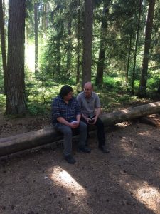 Robert Wöhl und Dr. Norbert Schäffer sind auf der Suche nach heimischen Vögeln in der Wagensass und sprechen über ihre Naturerfahrungen.