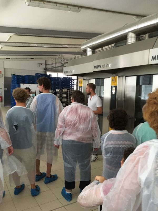 Besuch in der Bäckerei Hiltner: Mit Schutzmänteln aus durchsichtigem Plastik geht es durch die Produktionshalle.