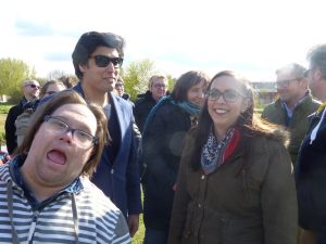 Fotoaufnahmen für das Wundernetz. Teresa lächelt in die Kamera, neben ihr Fabien mit Sonnenbrille und Andreas, der sich schnell ins Bild gemogelt hat.