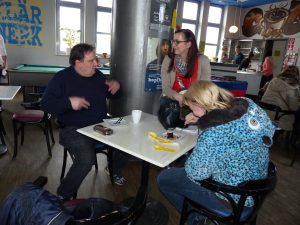 Teres (Mitte) mit ihren Teamkollegen Robert und Michaela bei einer Kaffeepause.