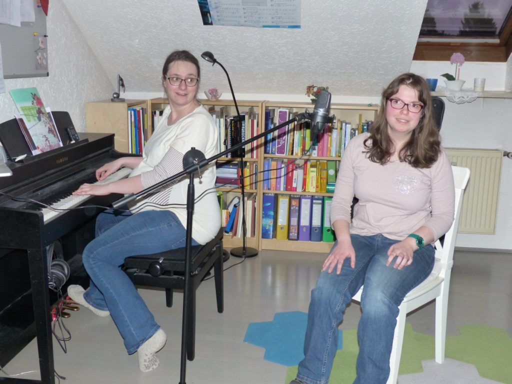 Regina Brandhuber sitzt am Klavier und begleitet Franzi bei Singen.