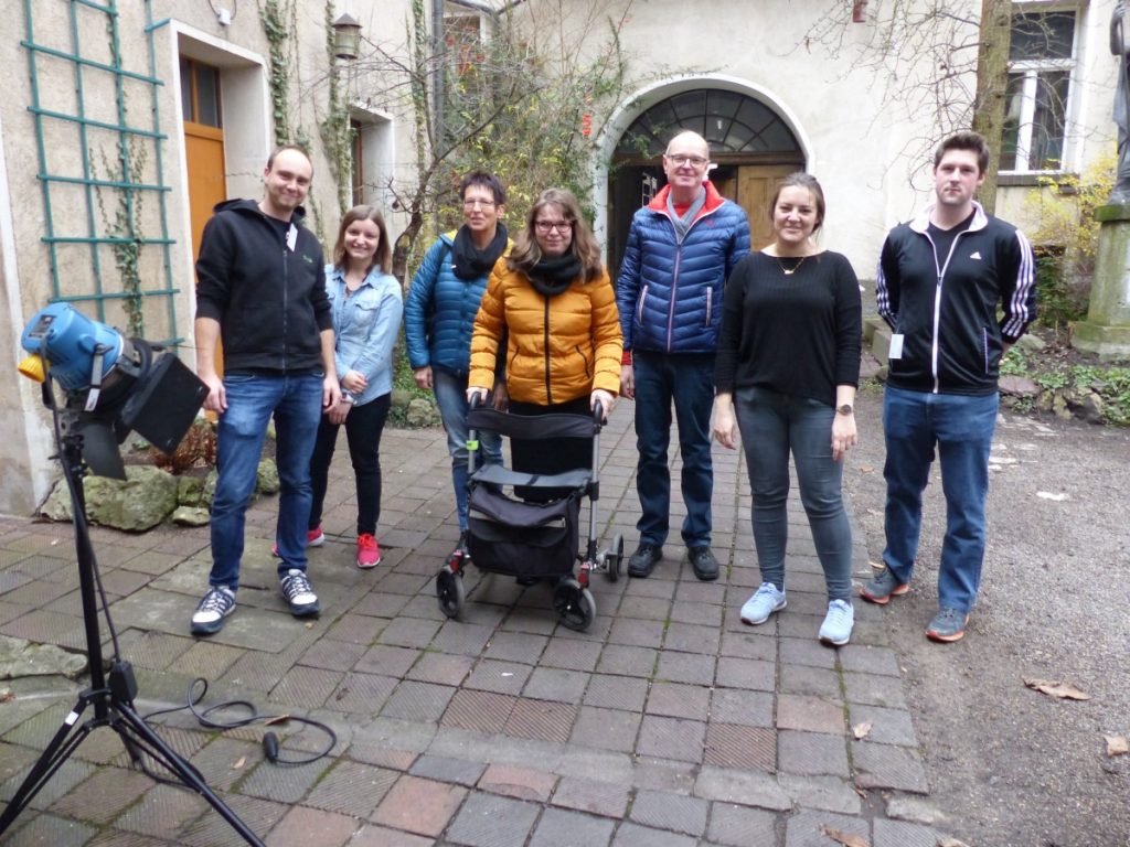 Franziska mit ihren Eltern, Ina und Lisa und einigen ehrenamtlichen Helfern.