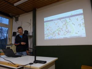 Biologielehrer Matthias Auernhammer hat das P-Seminar betreut und zeigt, welche Ort bei wheelmap.org eingetragen wurden.