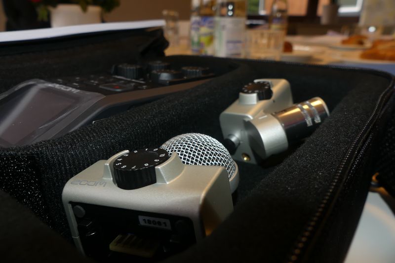 Ein silberfarbenes Mikrofongerät in einem schwarzen Koffer.