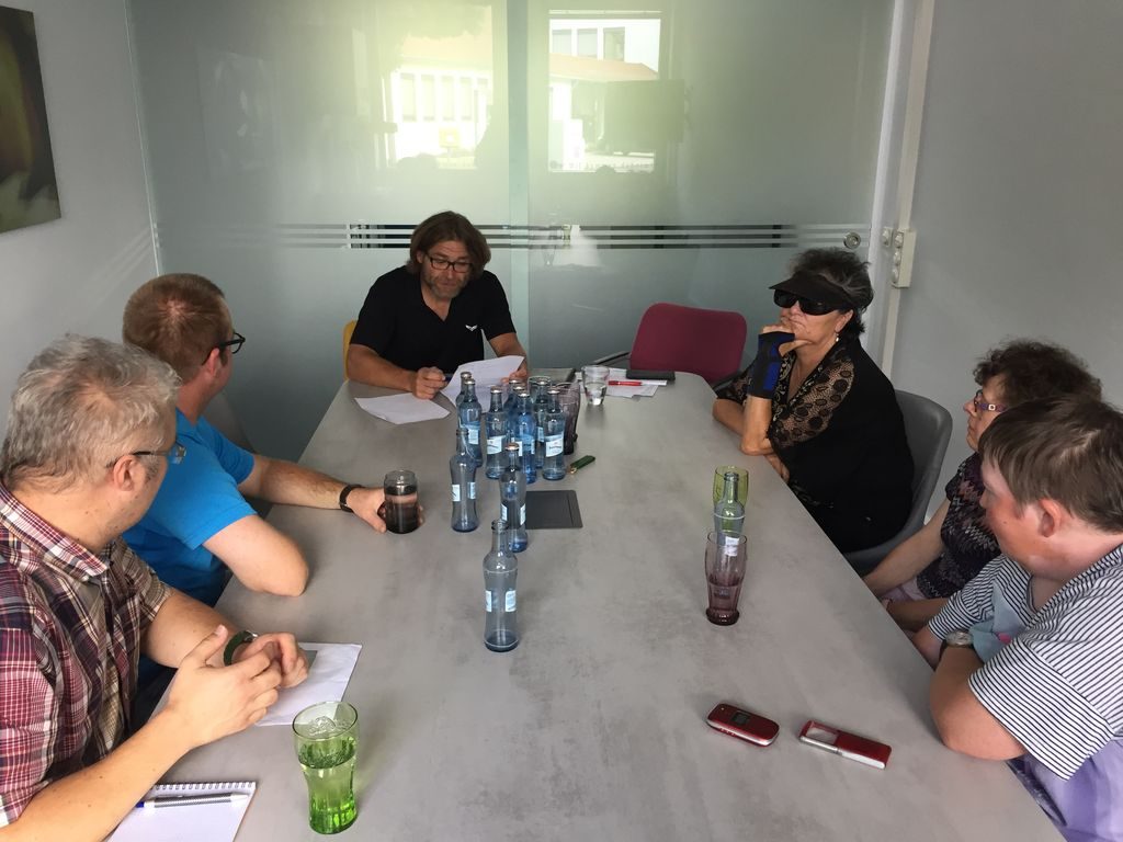 Die Arbeitsgruppe OTV überlegt sich Themen für die neue Sendung.