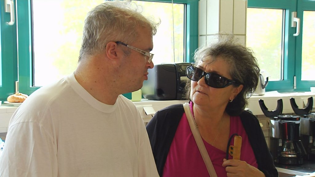 Anneliese besucht Daniel an seinem Arbeitsplatz in der Jura-Werkstätte.