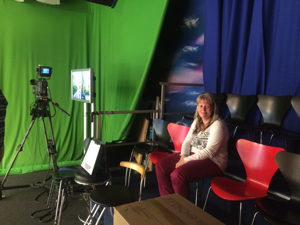 Michaela sitzt im Zuschauerraum des OTV-Studios