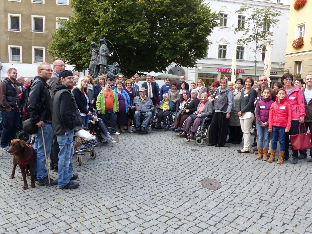 Die Teilnehmer am Wundernetz-Aktionstag stehen im Halbkreis zusammen auf dem Amberger Marktplatz
