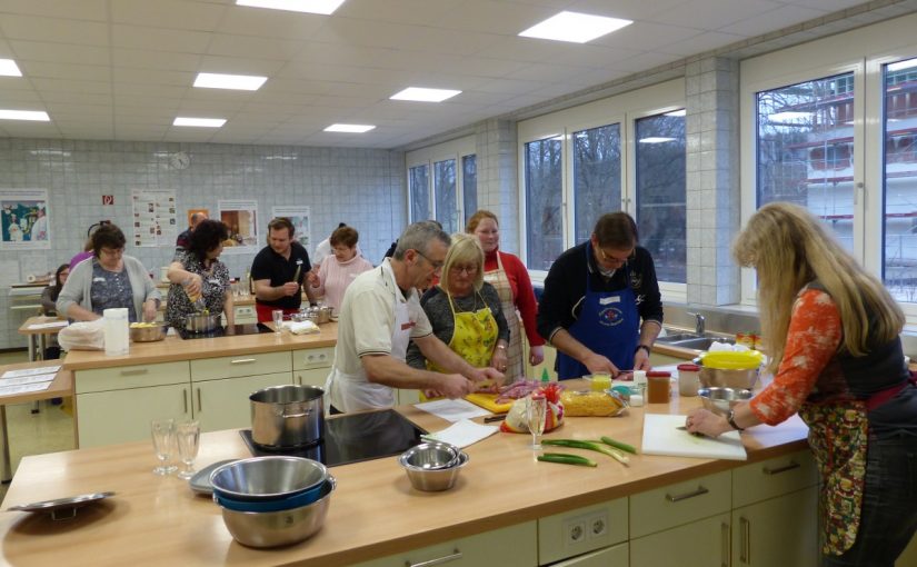 Beim inklusiven Koch·kurs kochen alle gemeinsam.