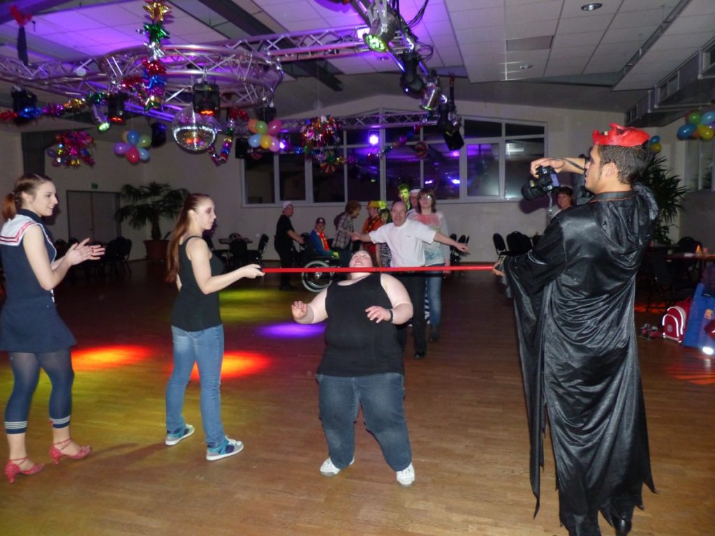 Bild von Partygästen beim Limbo
