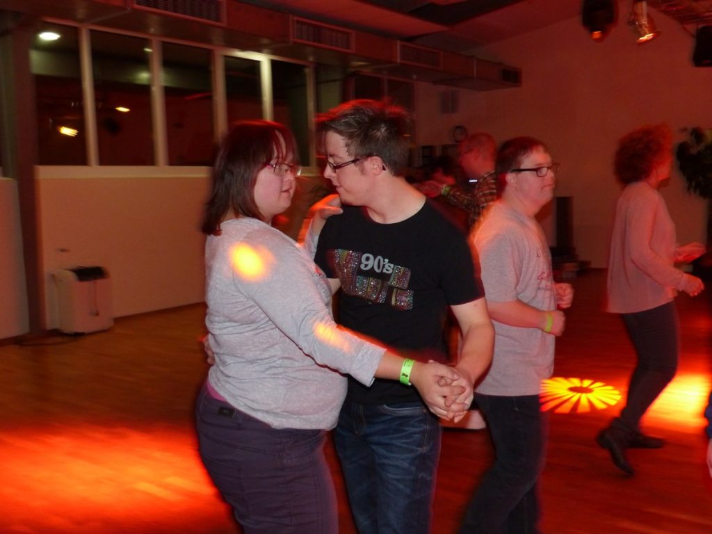 Bild von Menschen beim Tanz