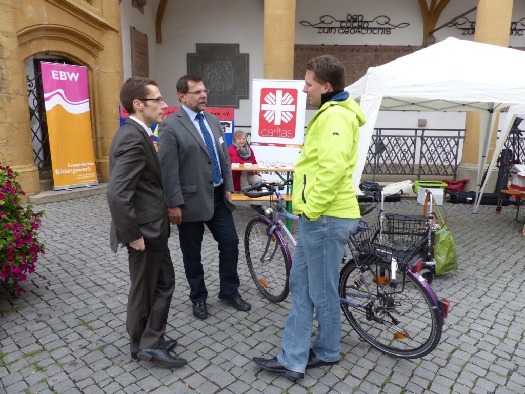 Bild von Gesprächen am Stand der Caritas