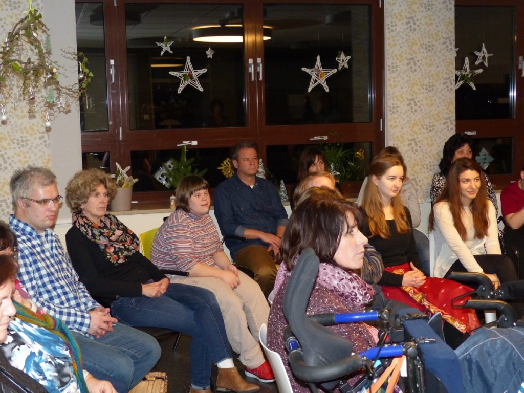 Die Zuhörer bei der Weihnachtsfeier