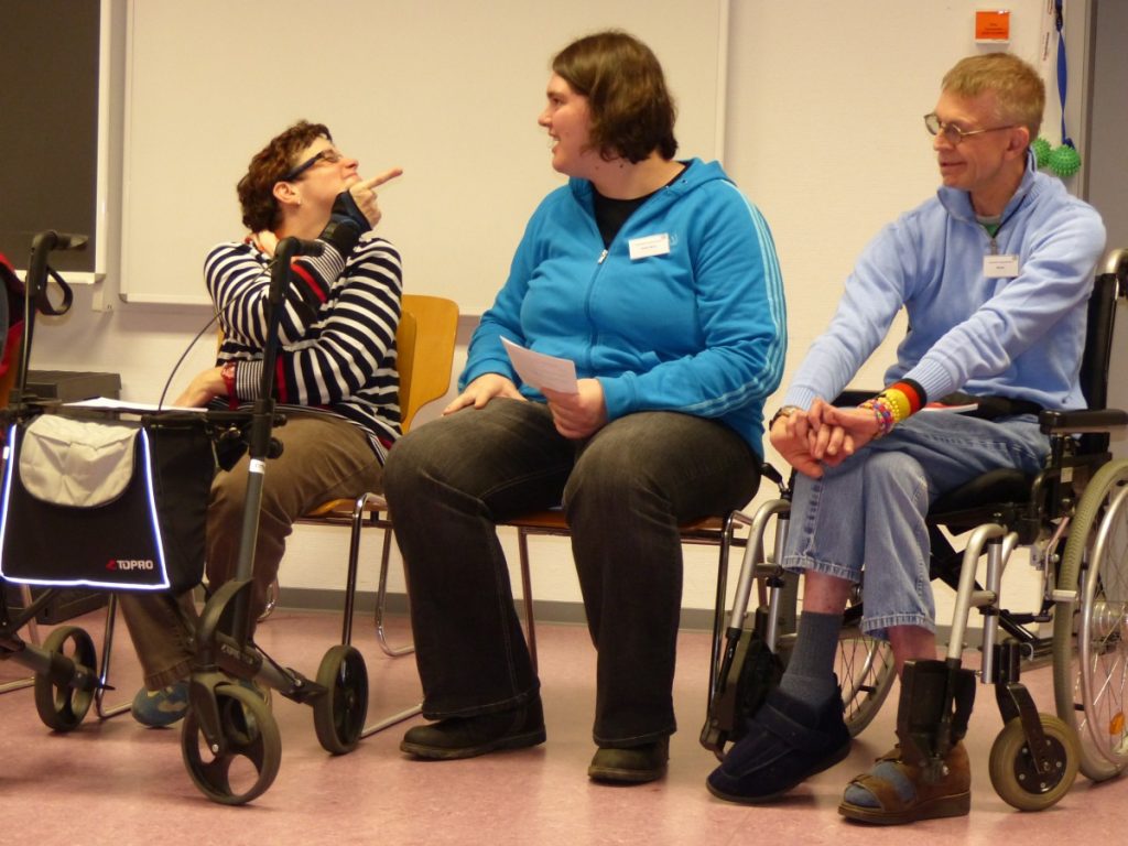 Menschen unterhalten sich beim Arbeitsgruppentreffen