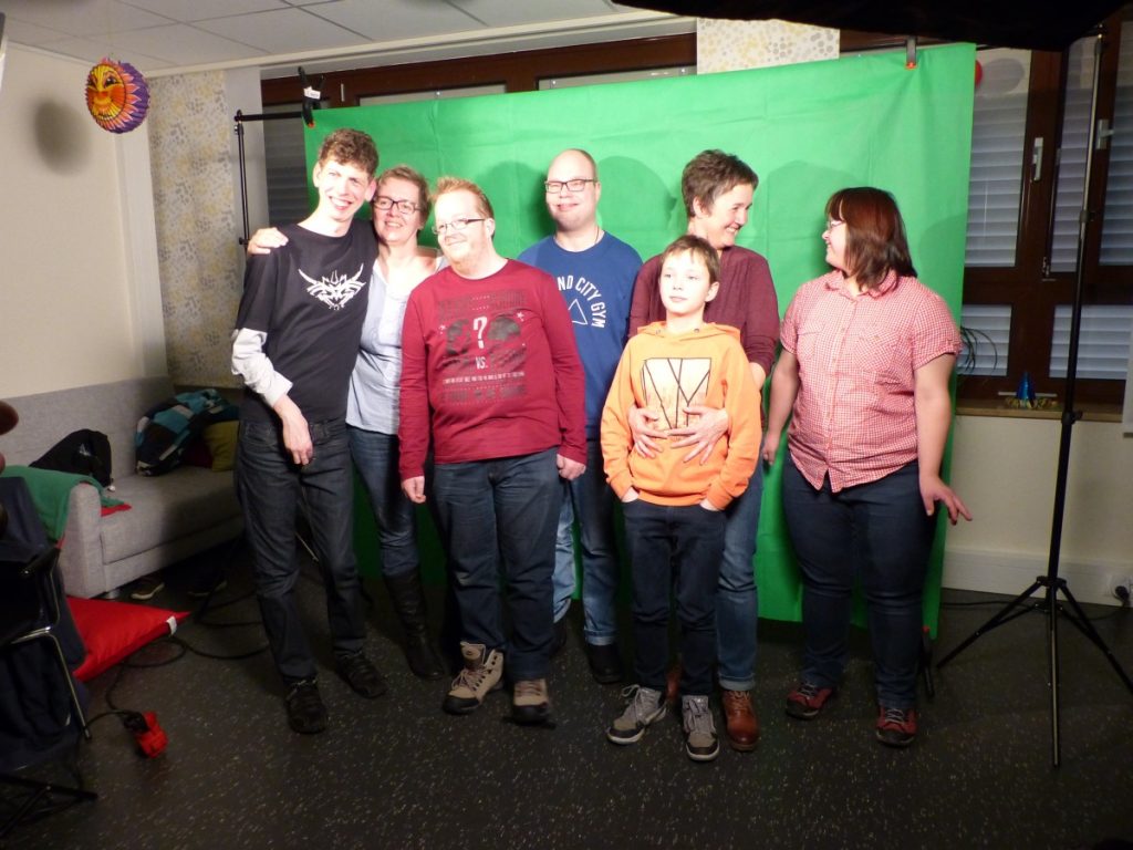 Die Schauspieler für den Werbeclip vor dem Greenscreen