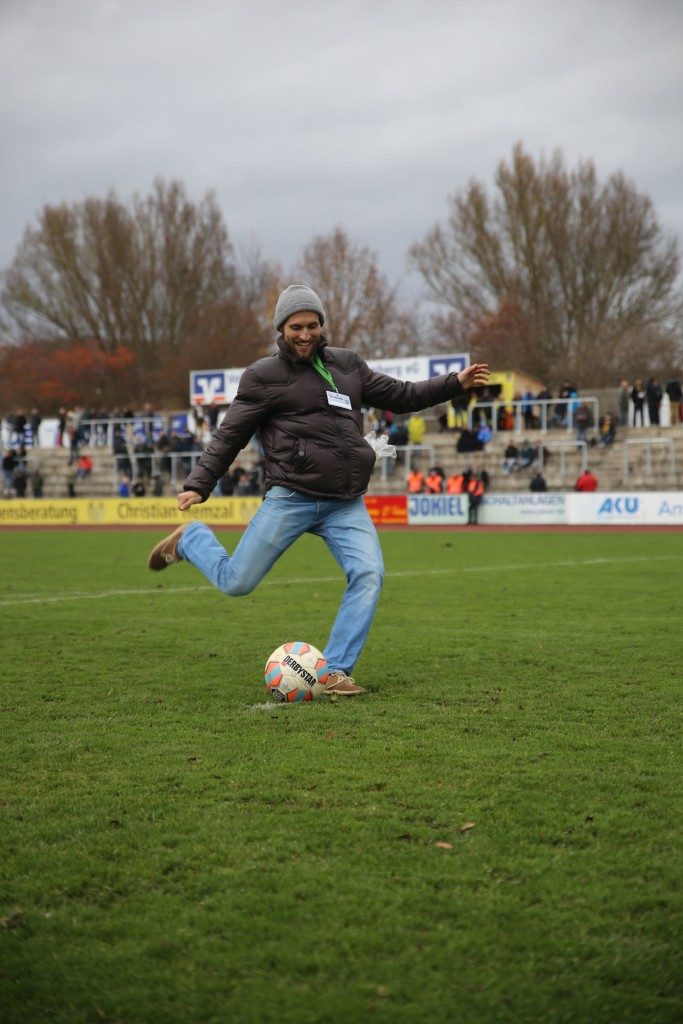 Ein Spieler schießt vom Elfmeterpunkt