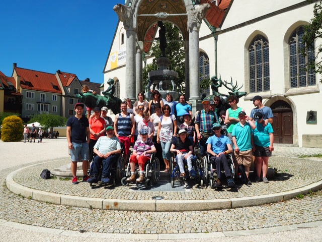 Die Teilnehmer der OBA-Freizeit vor einem Brunnen