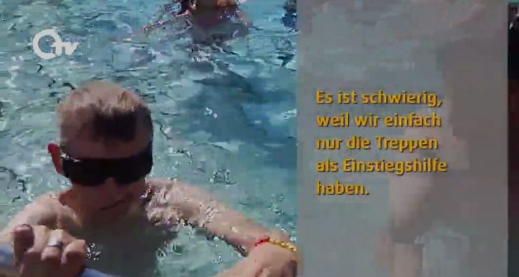Werner schwimmt in Freibad.