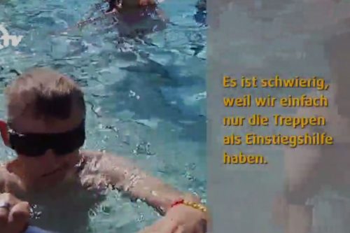 Werner schwimmt in Freibad.