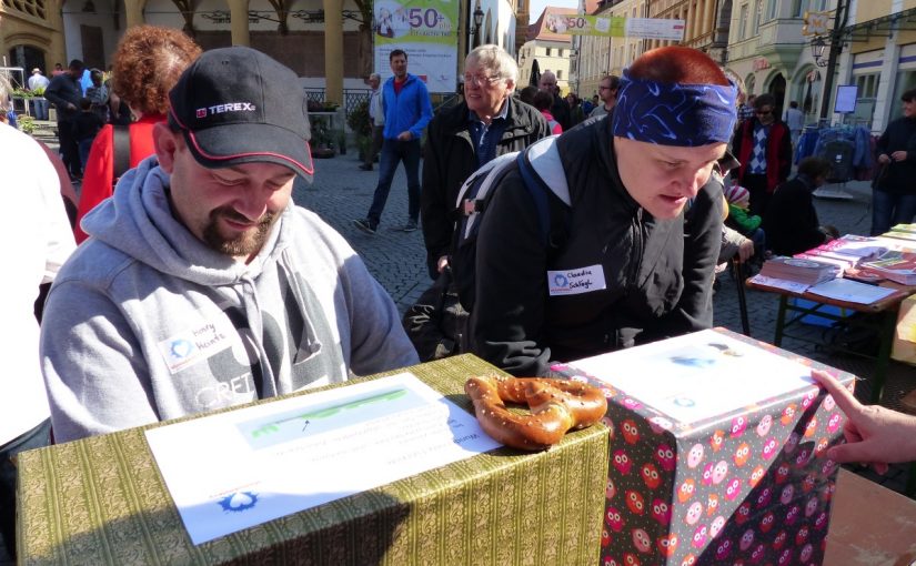 Teilnehmer des Aktionstages beim betrachten von Geschenkpaketen