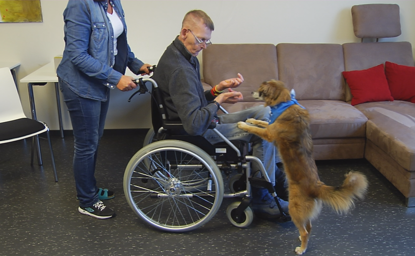 Werner mit einem kleinen Hund