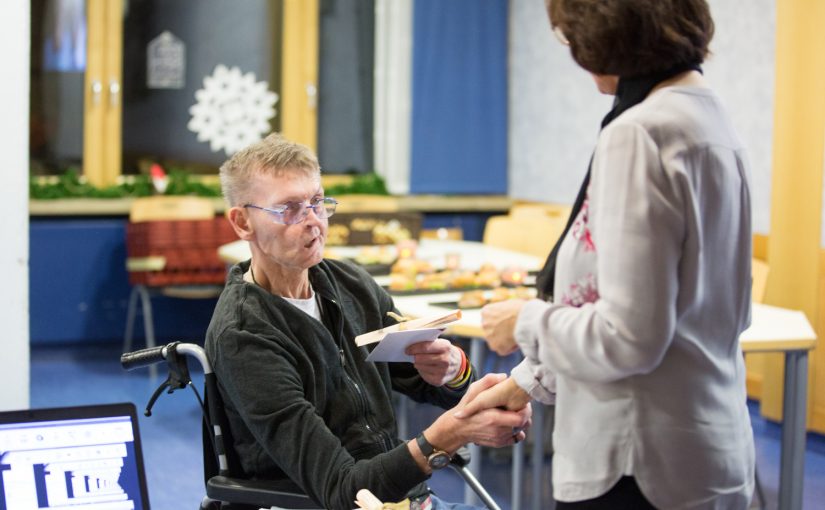 Hildegard Legat verteilt kleine Geschenke