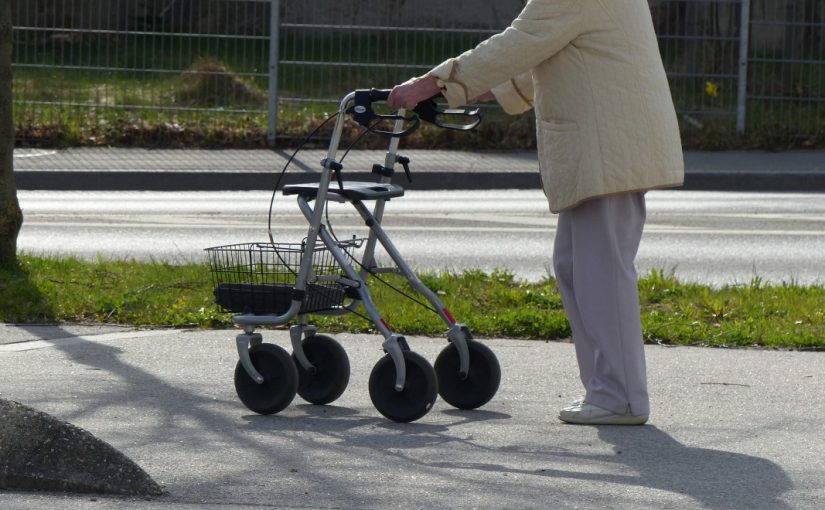 Eine gehbehinderte Person mit Rollator