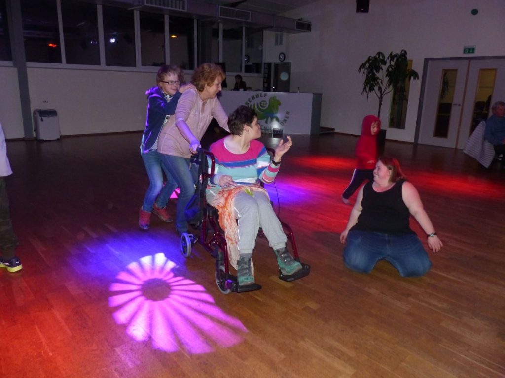Partygäste starten eine Polonaise