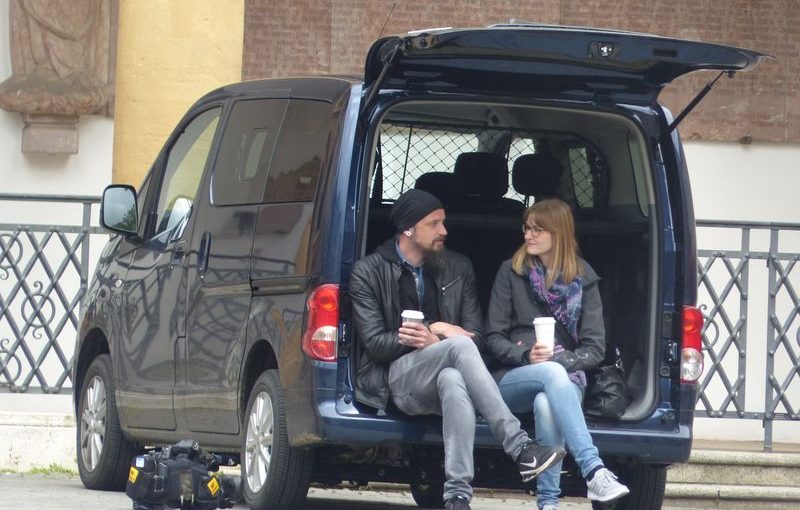 Redakteurin Sandra und Kameramann Marco sitzen in einer kurzen Drehpause im Heck des OTV-Busses.