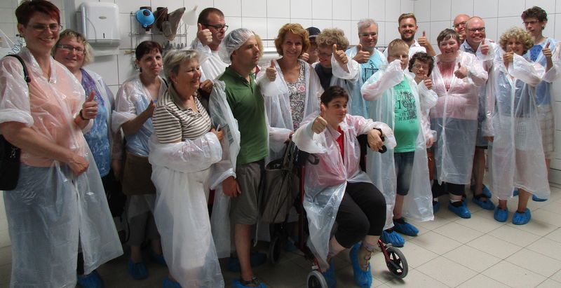 Gruppenfoto mit allen Besuchern der Führung. Alle lachen und winken.