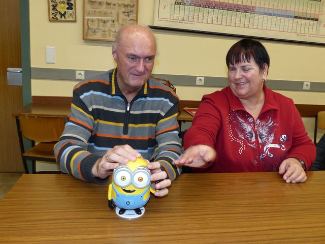 Peter und Anette Weiß sind sehbehindert. Sie befühlen einen Minion, um sich auf den Aktionstag im Kino vorzubereiten.