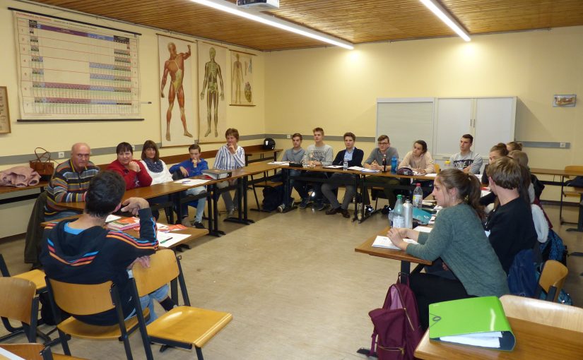 Ein Blick in den Biologieraum des Erasmus-Gymnasiums: Wundernetzler und Schülerinnen und Schüler des Erasmus-Gymnasium diskutieren über Barrierefreiheit in Amberg.