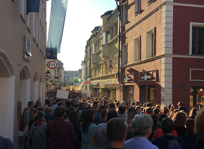 In der Amberger Fußgängerzone warten die Demonstrierenden geduldig darauf, bis dsich der Demonstrationszug in Richtung ACC fortbewegt.