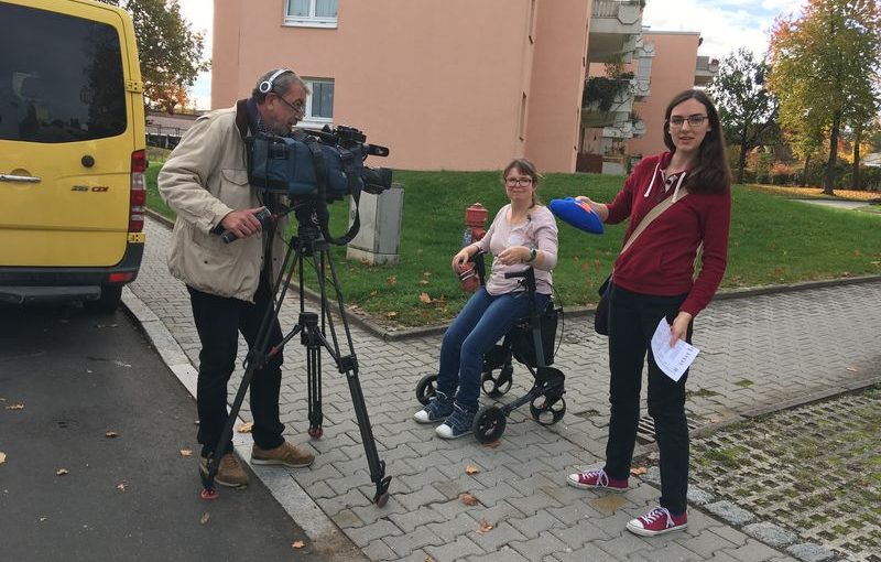 Ein Kameramann von OTV filmt das Wundernetz-Herz in Antonias Hand. Im Hintergrund wartet Franziska auf ihren Einsatz vor der Kamera.